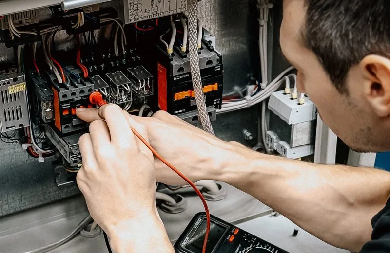 Technieker test elektrische sturing bij installatie van nieuw toestel