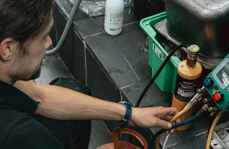 Technieker van Protech Solutions herstelt industriële koelinstallatie