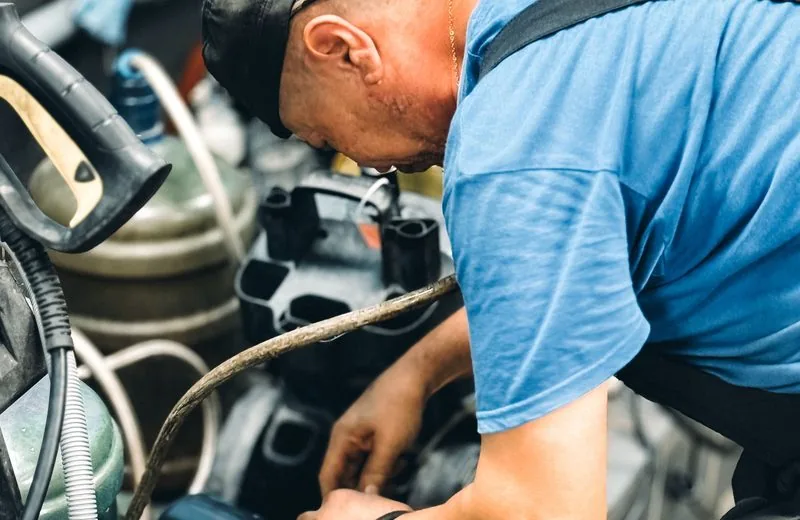 Technieker voert preventief onderhoud uit aan professioneel toestel