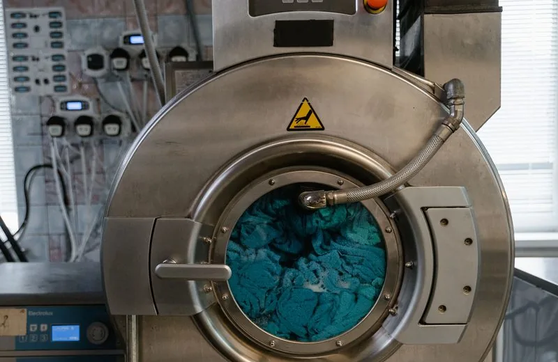 Industriële wasmachine van Protech Solutions in werking