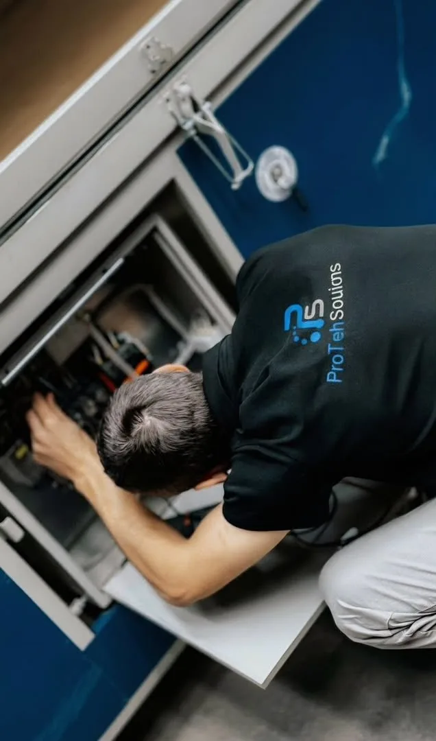 Technieker werkt aan de schakelkast van een toestel