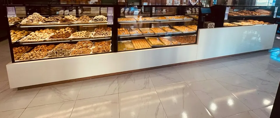 Lange koeltoog met bakkerijproducten