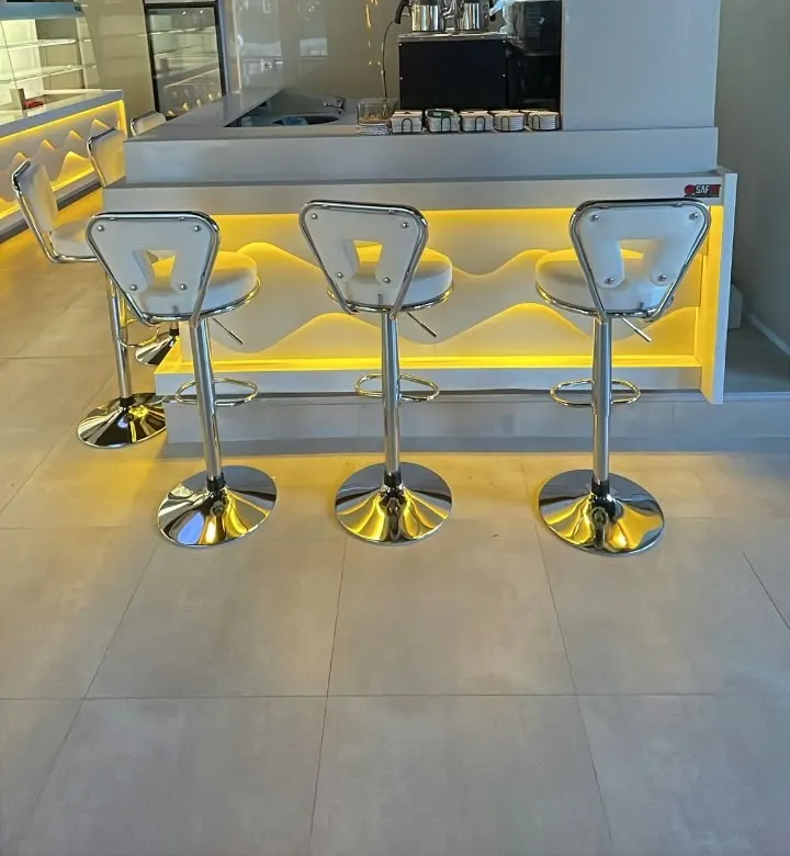 Witte bar met golvende LED-verlichting