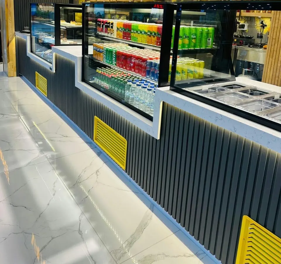 Koeltoog in trapvorm met gekoelde drankenvitrine