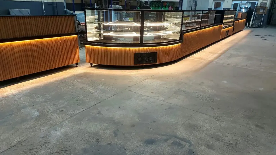 Gebogen houten koeltoog met LED-strip