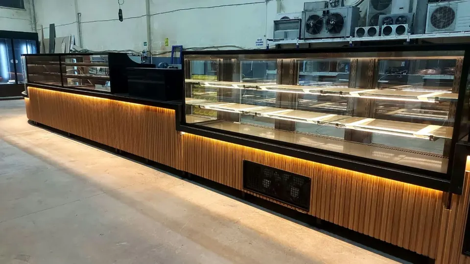 Koeltoog met houten lamellen en zwarte glazen vitrines