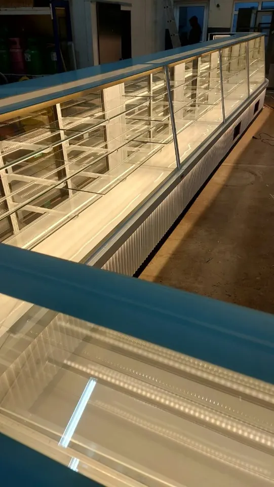 Lange gekoelde vitrine met glazen legplanken
