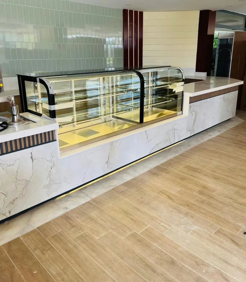Koeltoog met marmeren front en gekoelde glazen vitrine