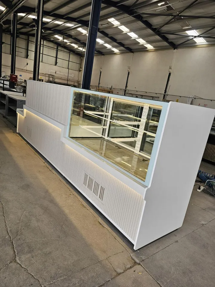 Witte koeltoog met gelamelleerd front en LED-verlichting